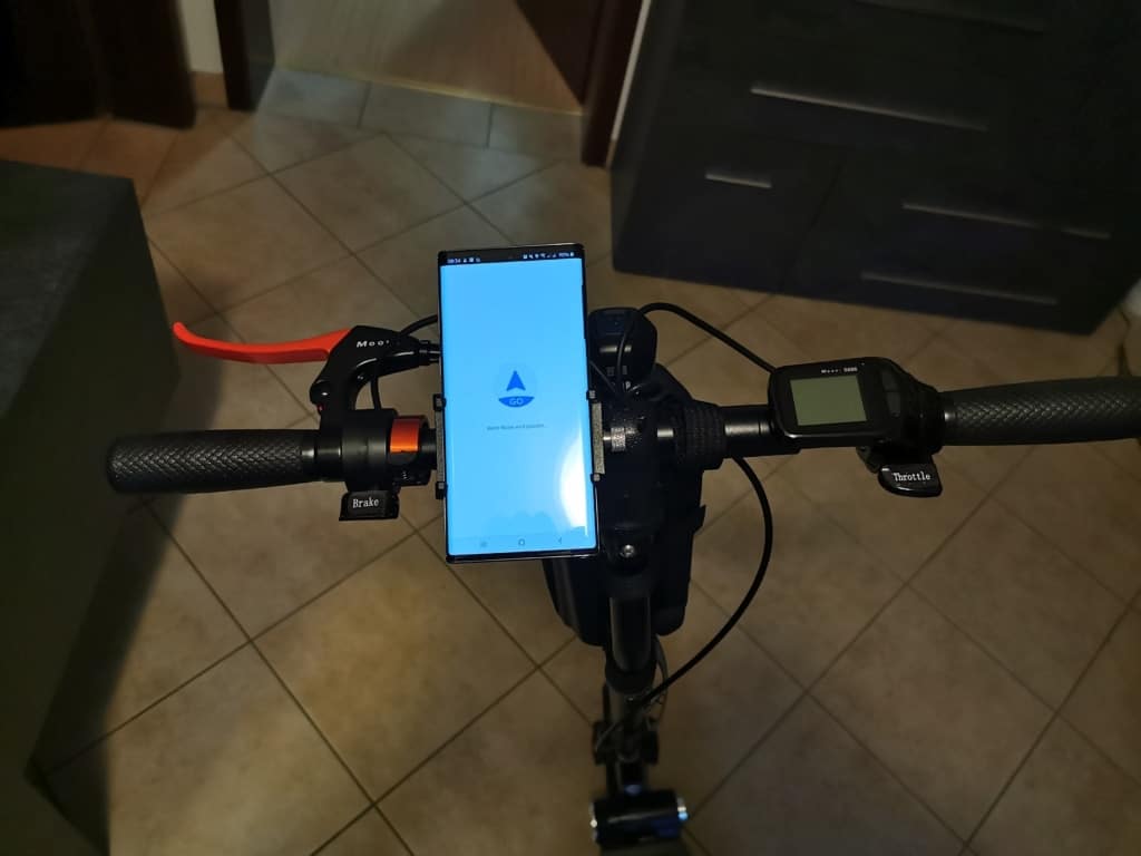 E-Scooter Handyhalterung mit Smartphone Navigation
