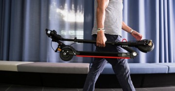 E-Scooter Moovi wird getragen